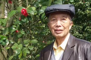 長(zhǎng)篇小說獎(jiǎng)：獲獎(jiǎng)作品《破荒》作者：袁仁琮（侗族）         創(chuàng)作感言　　如何看待歷史，如何看待現(xiàn)實(shí)，是沒有現(xiàn)成答案的。需要站在一定高度，以人民的利益、國(guó)家和民族利益為出發(fā)點(diǎn)和歸宿，冷靜地思考，辨別是與非、高與低，作出判斷。我寫三卷本長(zhǎng)篇小說《破荒》遇到的最大障礙，就是要從紛繁復(fù)雜的歷史和現(xiàn)實(shí)生活中找出一條路來。