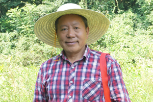 長(zhǎng)篇小說獎(jiǎng)：獲獎(jiǎng)作品《白虎寨》作者：李傳鋒（土家族）         創(chuàng)作感言　　我采用現(xiàn)實(shí)主義手法，多角度聚焦貧困山村，近距離體察鮮活農(nóng)事，思考社會(huì)變革。我盡量使作品有著豐富的“三農(nóng)”信息，讓作品跳動(dòng)著強(qiáng)勁的時(shí)代脈搏。我沒有過多地關(guān)注寫作的技術(shù)，而是將心血灌注于鮮活的物事。就像唱山歌一樣，激情一來，就高興地吼幾嗓子?！栋谆⒄肪褪俏覟橹袊?guó)扶貧事業(yè)獻(xiàn)唱的一首山歌。