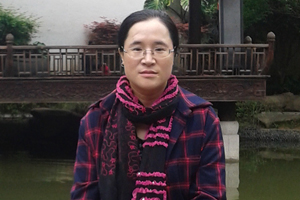 中短篇小說獎(jiǎng)：獲獎(jiǎng)作品《長(zhǎng)河》作者：馬金蓮（回族）         創(chuàng)作感言　　從18歲開始寫作，在不耽誤婚姻和家庭生活的同時(shí)，我固執(zhí)地將文學(xué)這個(gè)業(yè)余愛好堅(jiān)持了16年。16年，紅顏少女的鬢邊皺紋暗暗生了一圈又一圈。只有時(shí)間在遠(yuǎn)處一直靜靜微笑，它像一位大智的賢者，始終在無聲地注視。這個(gè)過程里，它悄悄將許多的恩賜獎(jiǎng)賞給了埋頭趕路的我，比如這沉甸甸的“駿馬獎(jiǎng)”。