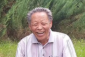 詩(shī)歌獎(jiǎng)：獲獎(jiǎng)作品《崔龍官詩(shī)選集》作者：崔龍官（朝鮮族）         創(chuàng)作感言　　在這本詩(shī)選集中，可以說是以“虛”與“靜”為思想底色的，其核心技巧則應(yīng)該說是意象的創(chuàng)造。思想、經(jīng)驗(yàn)、技巧，如一條條縱橫交錯(cuò)的絲線，共同織成了一段綢布。我進(jìn)行詩(shī)歌創(chuàng)作時(shí)，在語言功能的發(fā)揮上格外下了點(diǎn)功夫。至于這一段綢布的質(zhì)量究竟如何，我心里還沒譜。 