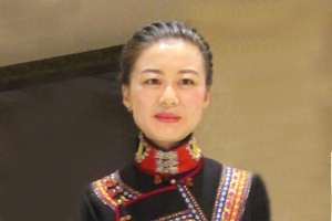 詩(shī)歌獎(jiǎng)：獲獎(jiǎng)作品《好時(shí)光》作者：魯娟（彝族）         創(chuàng)作感言　　從故鄉(xiāng)的起點(diǎn)出發(fā)，怎樣去尋找一種最適合表達(dá)自己的方式，這是我一直要摸索探尋的路?？娝古裾业搅宋?，詩(shī)歌這雙看不見的翅膀，帶領(lǐng)我從平凡、瑣碎、黯淡的日常生活中提升，擦亮被灰塵蒙敝已久、無處不在的詩(shī)意，教會(huì)我從黯淡的生活中提煉出一束束閃閃發(fā)光的金薔薇。