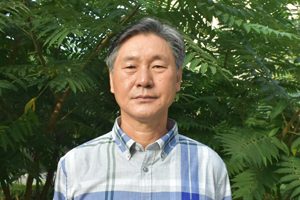 散文獎(jiǎng)：獲獎(jiǎng)作品《話說歷史的江——圖們江》作者：金寬雄（朝鮮族）         創(chuàng)作感言　　從語言分布的角度上看，中國(guó)的朝鮮語和其他少數(shù)民族語言與納瓦霍語的狀況相類似，使用的人群小。然而，少數(shù)民族的語言和文字，和漢語言文字一樣，是中國(guó)語言文化中不可或缺的因素，她們有奇芳異彩，正是這些異彩紛呈的花朵裝點(diǎn)著整個(gè)中華民族語言文化的大花園。