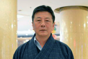 翻譯獎(jiǎng)：藏文譯漢文作者：久美多杰（藏族）         創(chuàng)作感言　　民族文學(xué)的翻譯是民族間的文化交流，它起著溝通各族人民思想感情的橋梁與紐帶作用，對(duì)于促進(jìn)各民族之間互相理解、相互尊重，增進(jìn)團(tuán)結(jié)友誼、構(gòu)建和諧社會(huì)具有重要的意義。感謝中國(guó)作家協(xié)會(huì)，獎(jiǎng)勵(lì)了我一匹駿馬，鼓勵(lì)我繼續(xù)做好文學(xué)翻譯工作。我會(huì)珍惜這份榮譽(yù)。