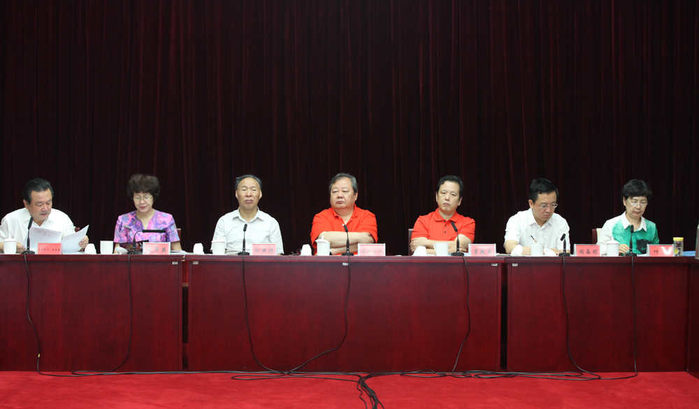 8月2日，第十一屆全國(guó)少數(shù)民族文學(xué)創(chuàng)作“駿馬獎(jiǎng)”終評(píng)會(huì)議在北京舉行，圖為終評(píng)評(píng)委。