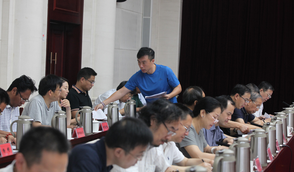 8月2日，第十一屆全國(guó)少數(shù)民族文學(xué)創(chuàng)作“駿馬獎(jiǎng)”終評(píng)會(huì)工作人員分發(fā)選票
