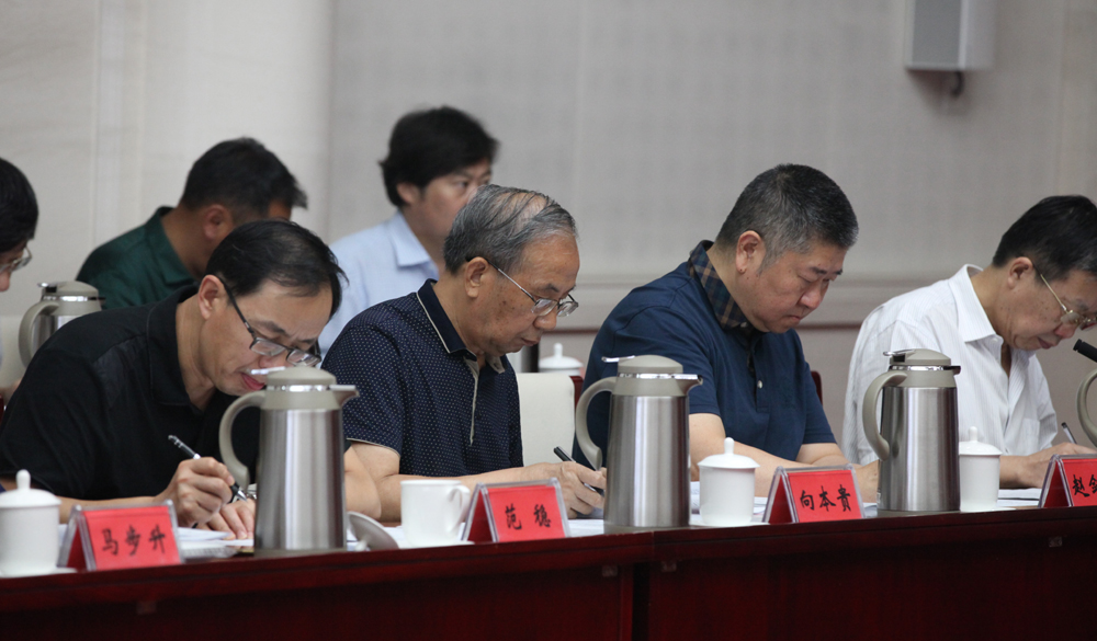 8月2日，第十一屆全國(guó)少數(shù)民族文學(xué)創(chuàng)作“駿馬獎(jiǎng)”終評(píng)會(huì)評(píng)委畫票