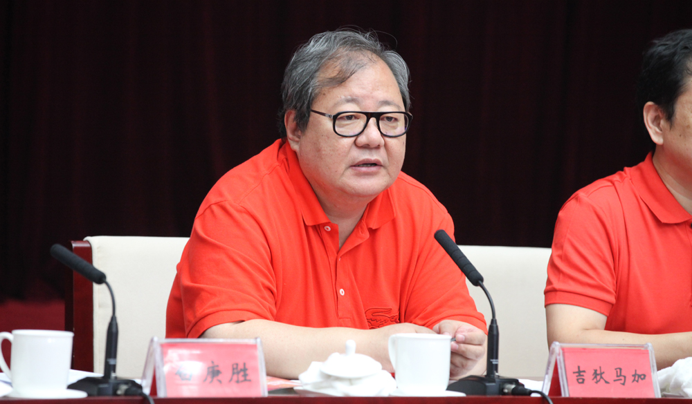 8月2日，評(píng)委會(huì)主任吉狄馬加在終評(píng)會(huì)上講話
