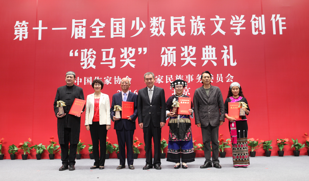 錢小芊、何建明、武翠英為報(bào)告文學(xué)獎(jiǎng)獲獎(jiǎng)?wù)哳C獎(jiǎng)