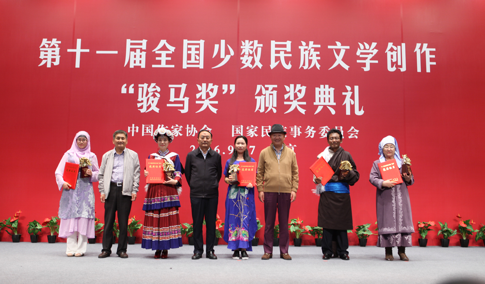李昌平、丹增、葉辛為中短篇小說獎(jiǎng)獲獎(jiǎng)?wù)哳C獎(jiǎng)
