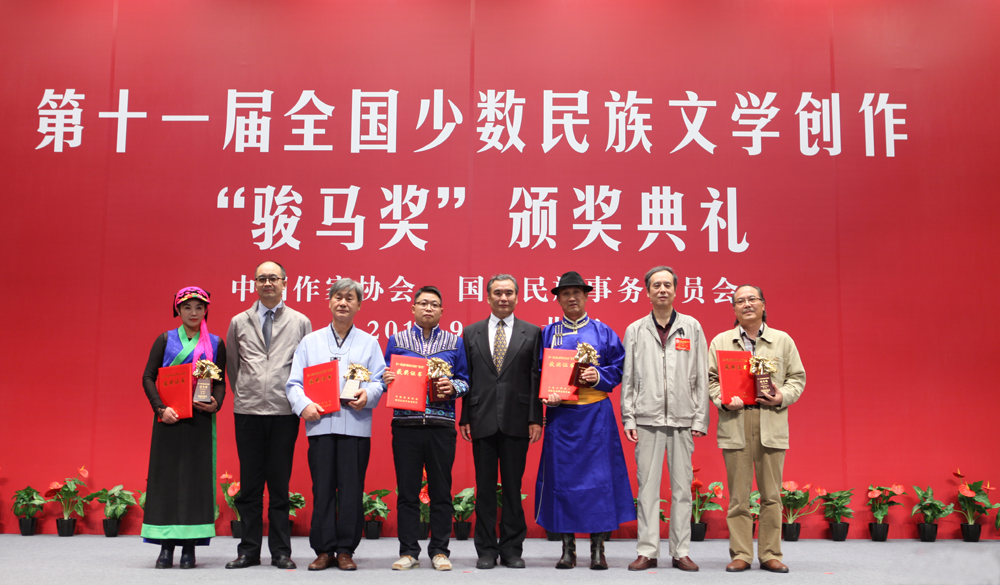 李冰、廖奔、吳義勤為散文獎(jiǎng)獲獎(jiǎng)?wù)哳C獎(jiǎng)