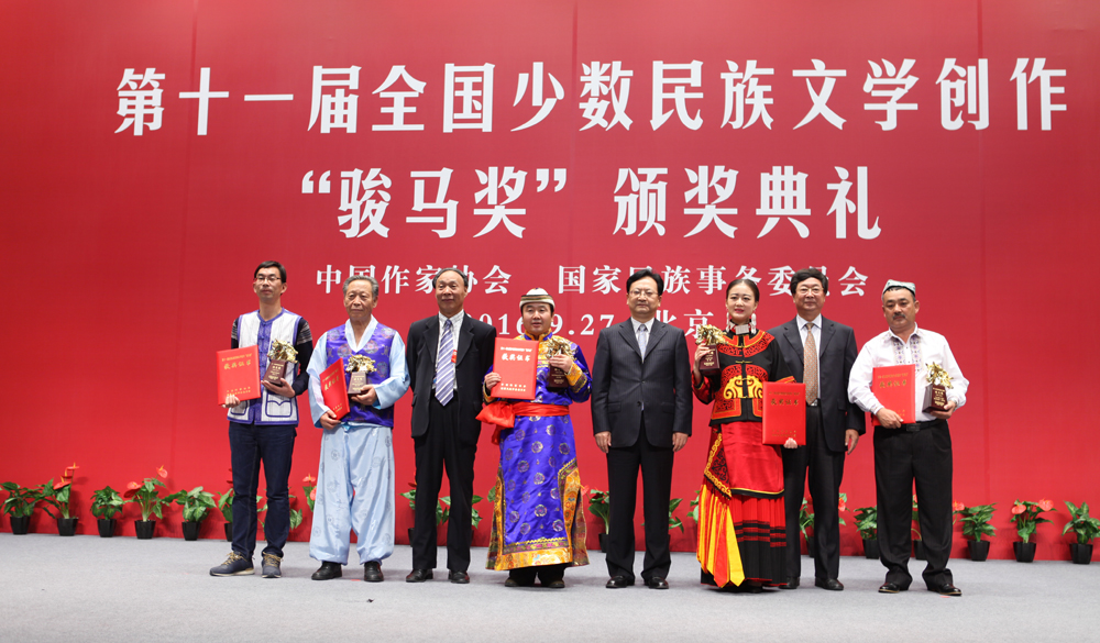 景俊海、張健、白庚勝為詩(shī)歌獎(jiǎng)獲獎(jiǎng)?wù)哳C獎(jiǎng)