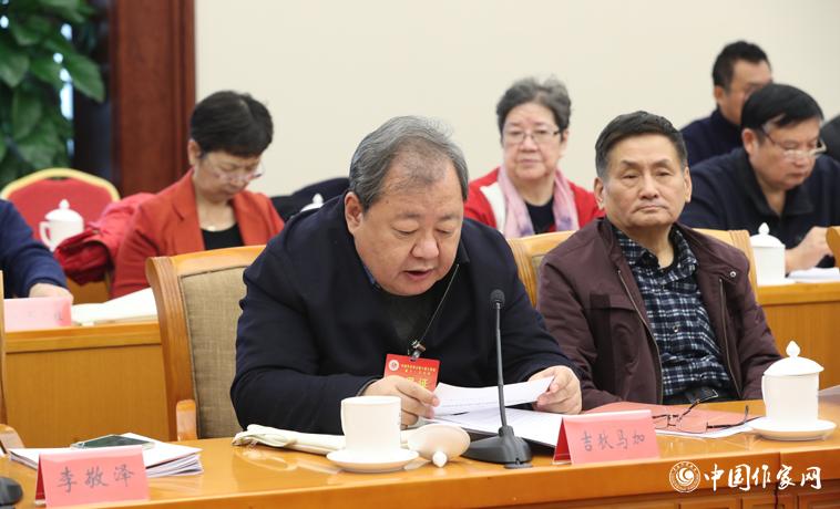 11月28日，吉狄馬加在中國作協(xié)八屆十一次主席團會上宣讀文件。