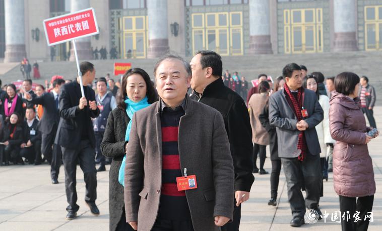 11月30日，大會開幕式結(jié)束，與會代表走出會場。