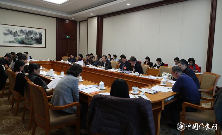 11月30日下午，上海代表團分組學習討論。