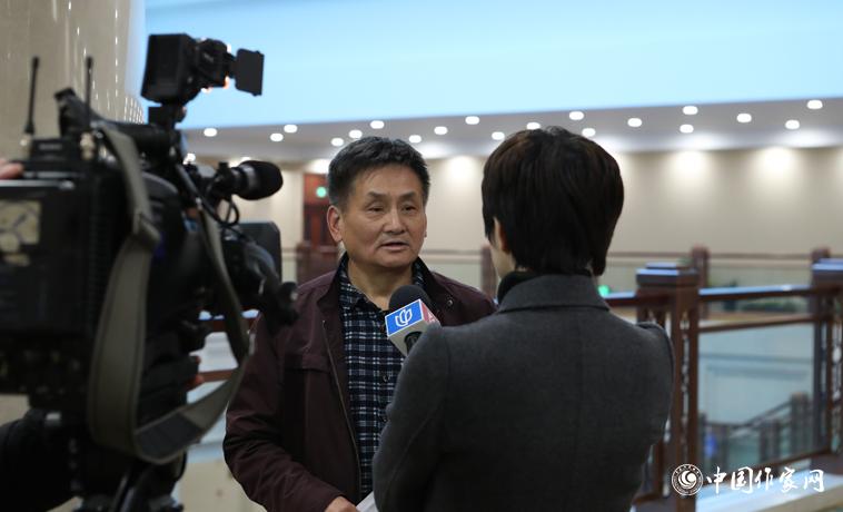 11月30日下午，葉辛接受媒體采訪