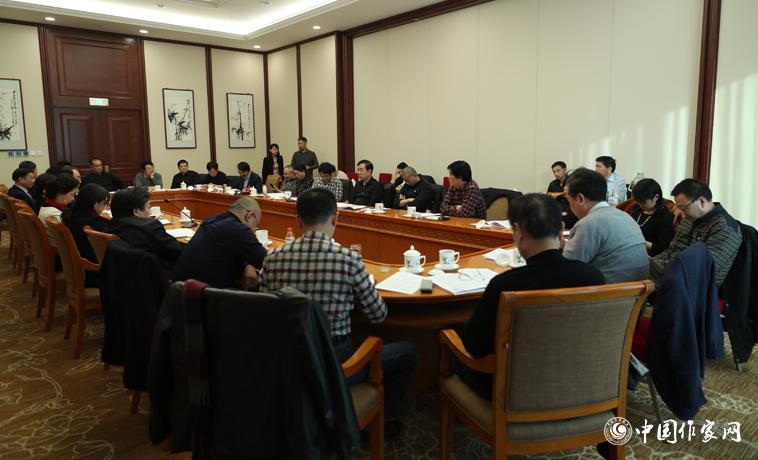 11月30日下午，江蘇代表團分組學習討論。