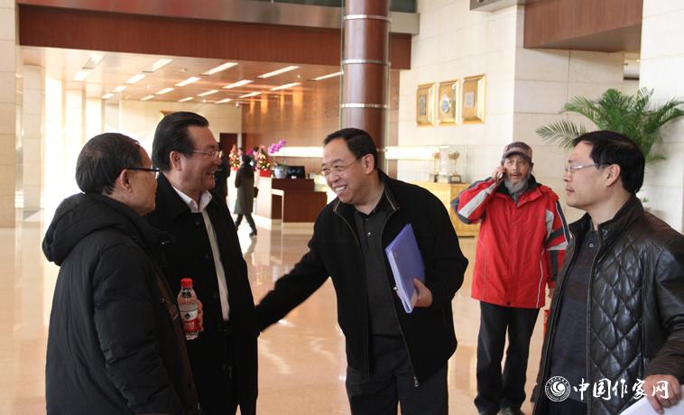 11月28日，中國作協(xié)第九次全國代表大會與會代表在報到時交談。