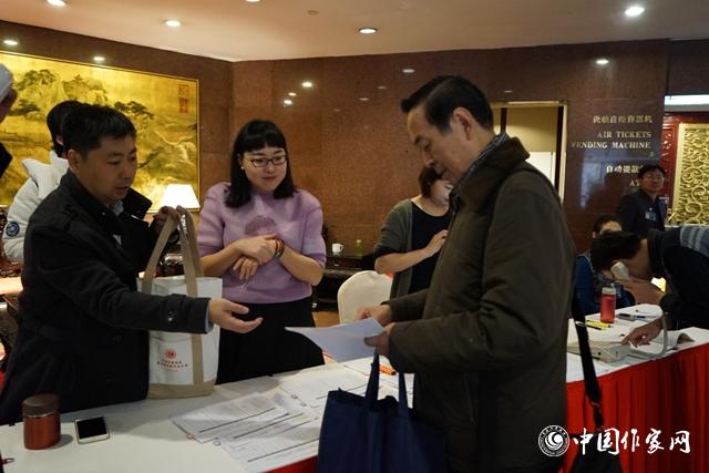 11月28日，中國作協(xié)第九次全國代表大會與會代表報到。