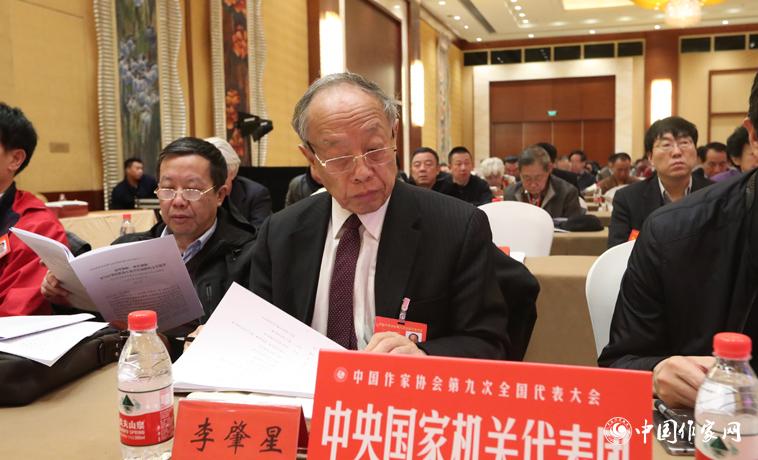 12月1日，中國作協(xié)第九次全國代表大會第二次全體會議召開，代表李肇星聽取報告。