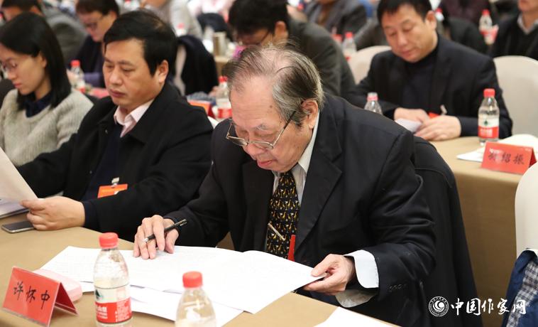 12月1日，中國作家協(xié)會第九次全國代表大會第二次全體會議召開，代表許懷中聽取報告。