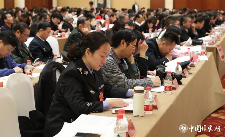 12月1日，中國作家協(xié)會第九次全國代表大會第二次全體會議召開，與會代表聽取報告。