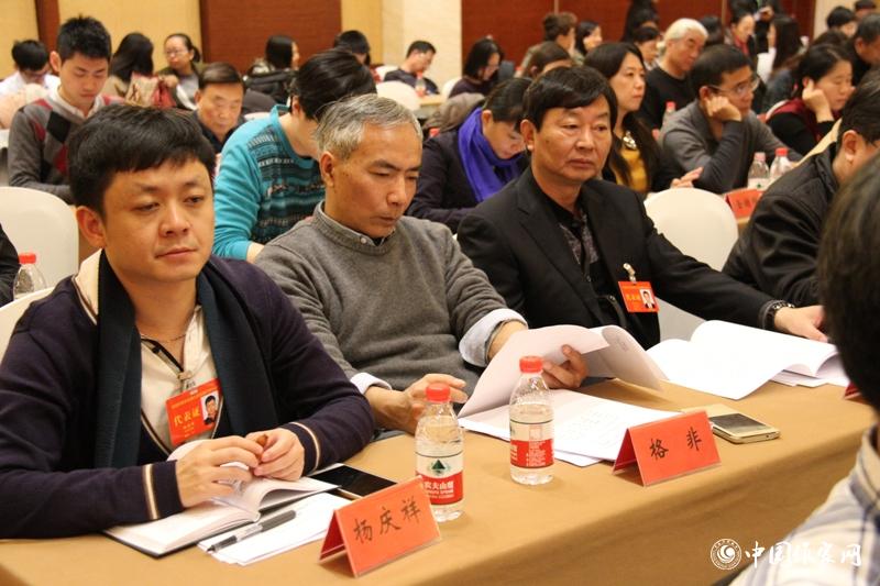 12月1日，第二次全體會召開，與會代表聽取報告。
