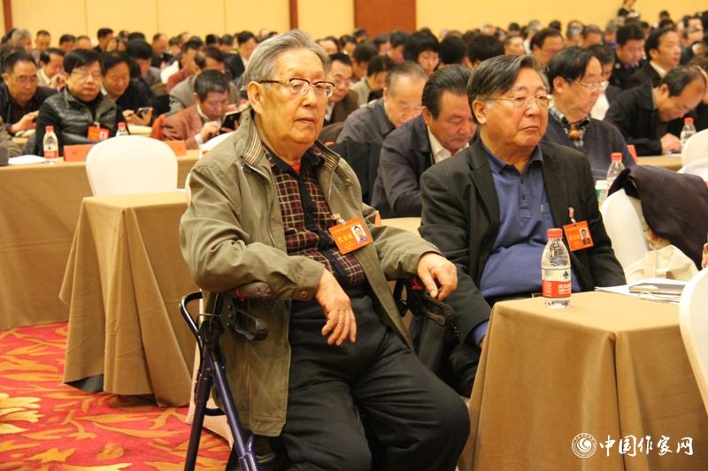 12月1日，第二次全體會上，代表們認真聽工作報告