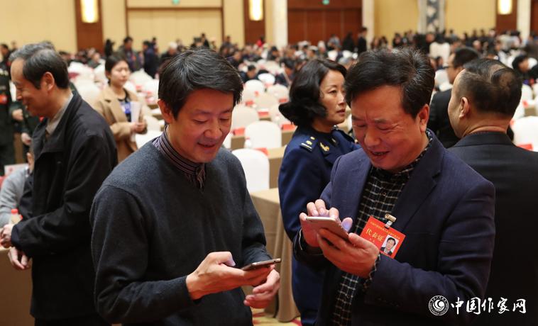 12月1日，第二次全體會議開始前，與會代表陳眾議與代表交談。