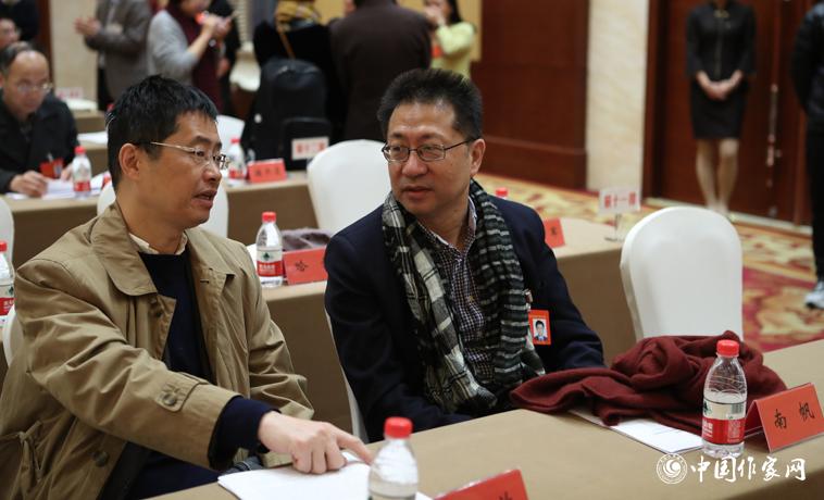 12月1日，第二次全體會議開始前，與會代表南帆、洪放交談。
