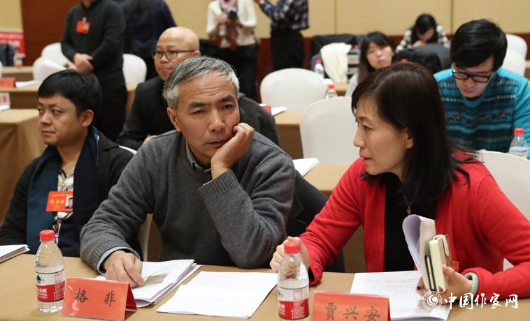 12月1日，第二次全體會議開始前，與會代表交談。