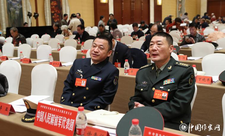 12月1日，第二次全體會議開始前，與會代表徐貴祥、李亞交談。