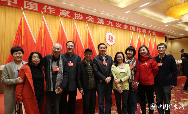 12月1日，第二次全體會議開始前，部分代表合影。