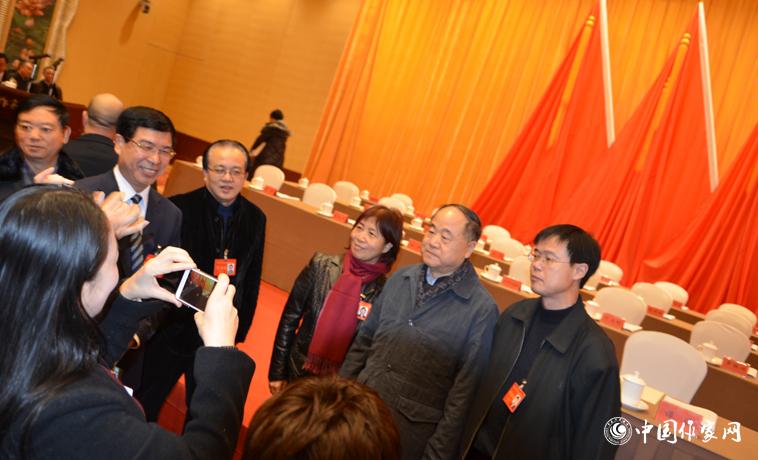 12月1日，莫言被粉絲代表們簇擁