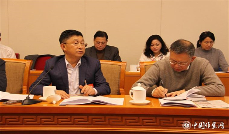 11月30日，黑龍江、四川代表團分組學習討論，代表阿來發(fā)言。
