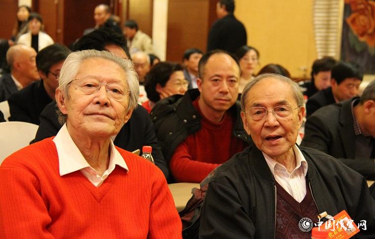 代表束沛德、崔道怡在報告會會場。