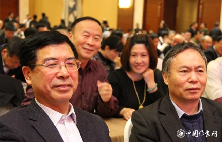 楊學峰、譚好哲等山東作家充滿期待地等待聆聽報告。