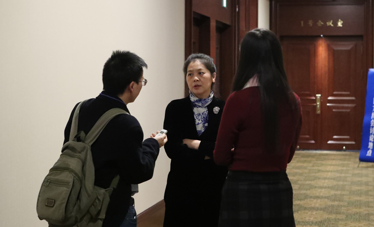12月1日，黑龍江、四川代表團分組學習討論，遲子建代表接受媒體采訪。