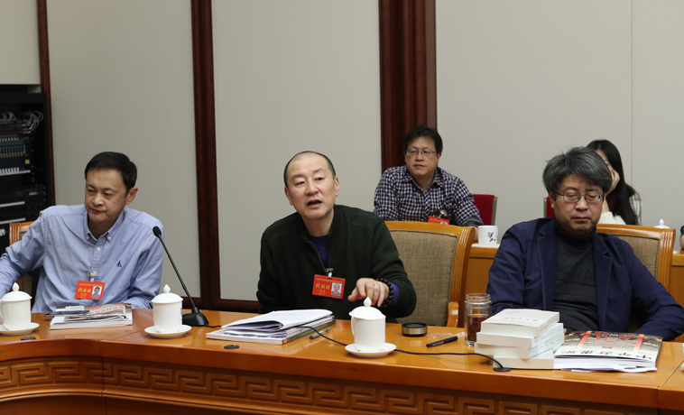 12月1日，黑龍江、四川團分組學習討論，蔣藍發(fā)言。