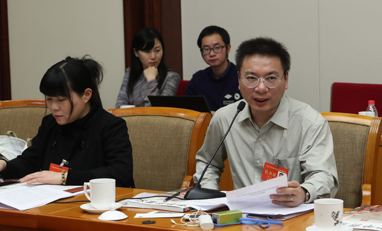 12月1日，上海代表團分組學習討論，路內(nèi)發(fā)言。