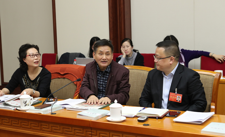 12月1日，上海代表團分組學習討論，葉辛發(fā)言。