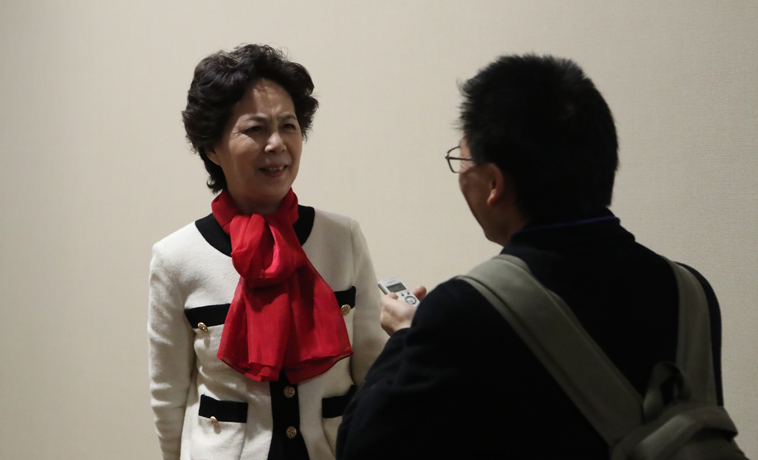 12月1日，代表范小青接受媒體記者采訪。