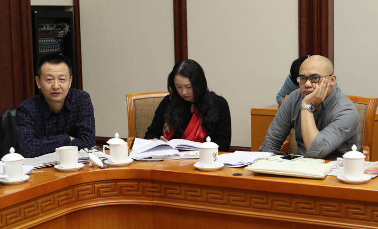 12月1日，江蘇代表團分組學習討論，汪政發(fā)言。