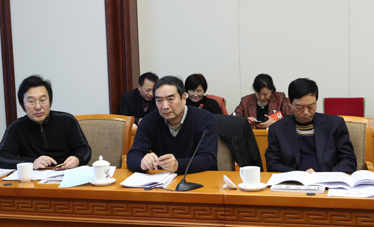 12月1日，河南、湖北團分組學習討論。