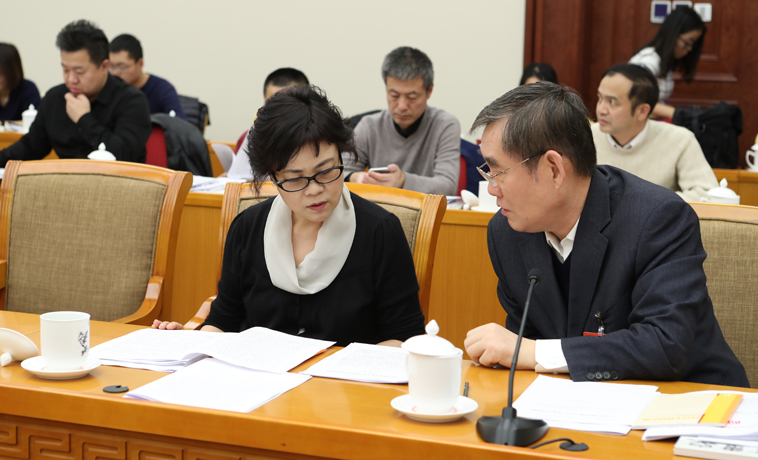12月1日，中國作協(xié)代表團分組學習討論，鐵凝、錢小芊交流。
