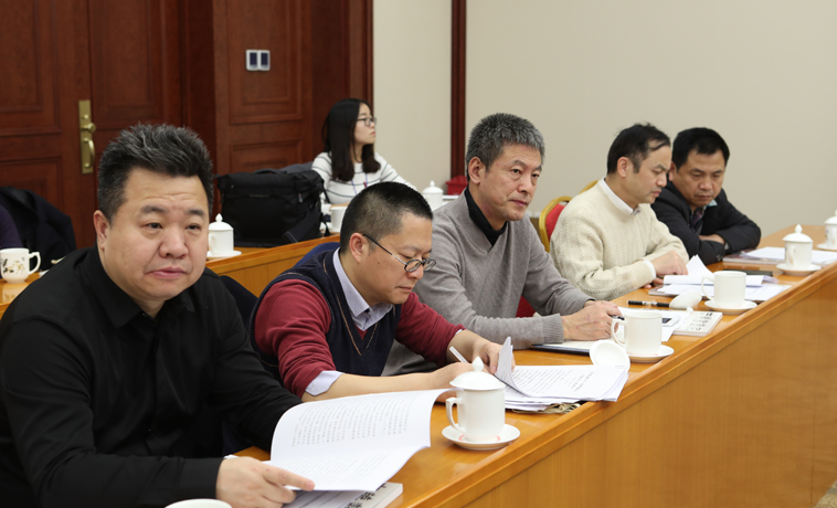 12月1日，中國作協(xié)代表團分組學習討論。