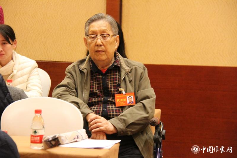 在中國作家協(xié)會第九次全國代表大會第三次全體會議上，代表柳萌認真聆聽。