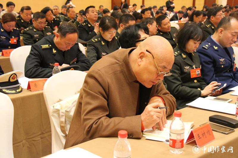 在中國作家協(xié)會第九次全國代表大會第三次全體會議上，代表王樹增認真作筆記。