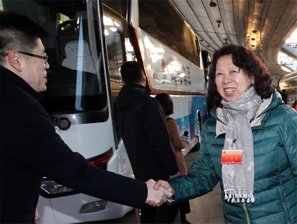 3月2日，出席十二屆全國人大五次會議的黑龍江代表團乘坐火車抵達北京站。