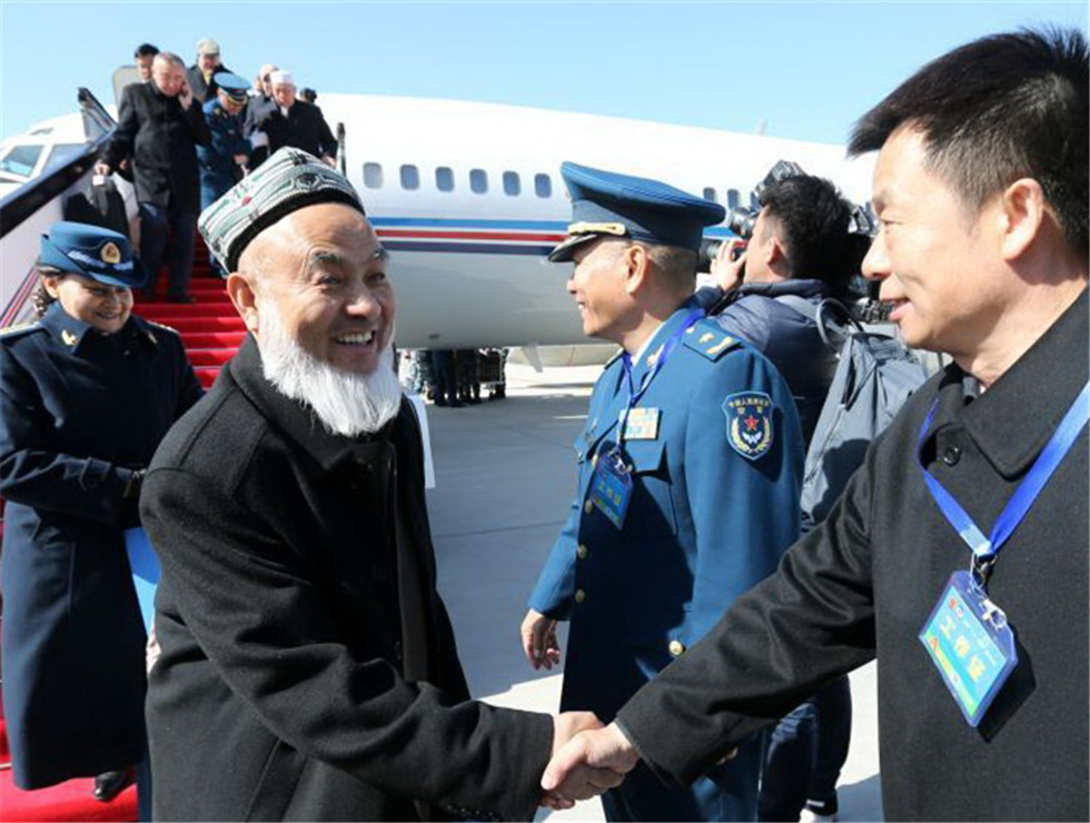 3月1日，來自新疆的全國政協(xié)委員抵達北京，出席全國政協(xié)十二屆五次會議。