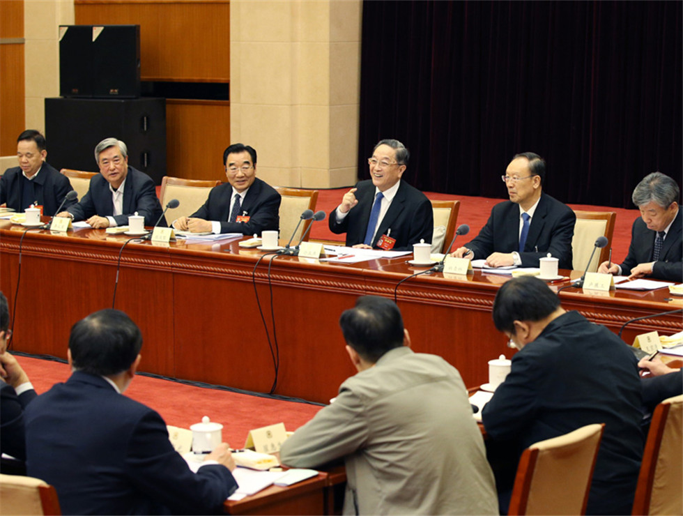 俞正聲看望社會科學、新聞出版界委員并參加討論